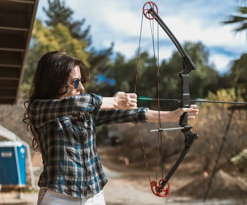 woman-with-compund-bow